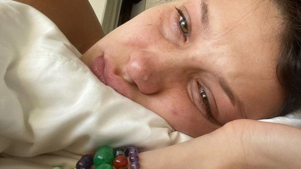 Bella Hadid tregon përkeqësimin e sëmundjes së Lyme dhe sfidat e vazhdueshme