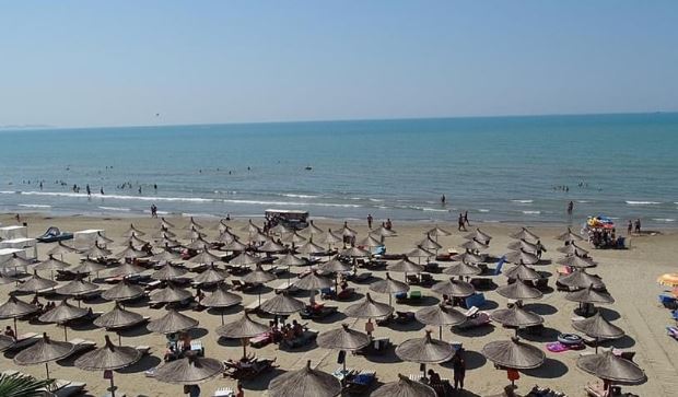 Tragjedia në plazhin e Durrësit: 50-vjeçari humb jetën në det