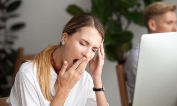 Pse trupi lodhet pas orës 15:00 dhe si ta shmangim këtë gjendje