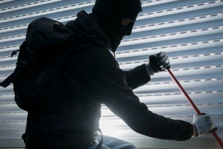 Arrestohet pas gjashtë muajsh i dyshuari për vjedhje në xhaminë e Vitisë