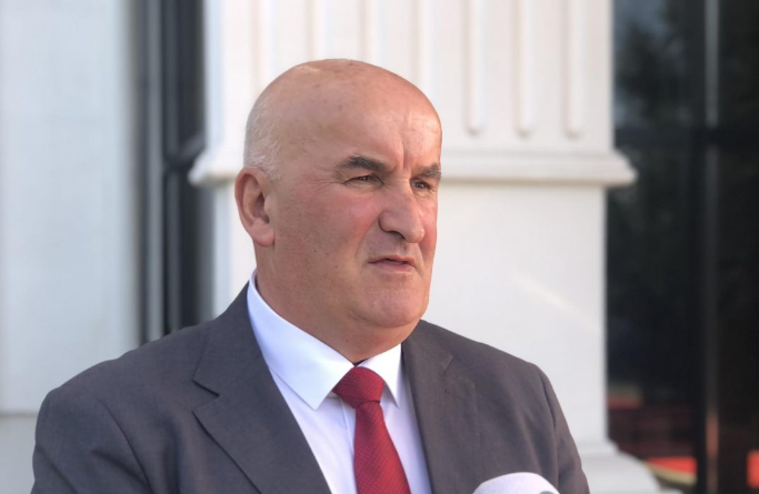 Konflikti për autonominë komunale dhe ndikimin e Kontratës Kolektive