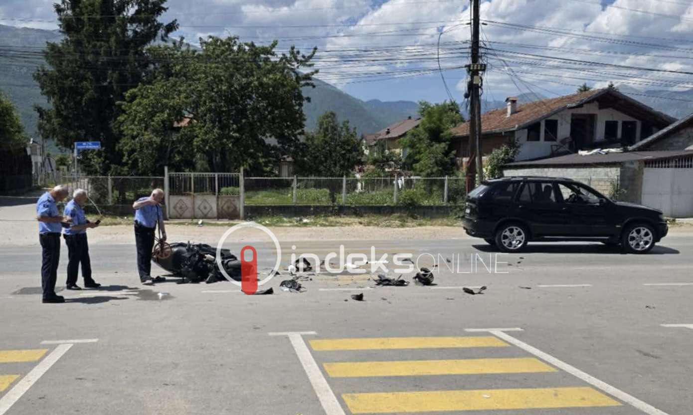 Aksident në Ferizaj: Motoçiklisti i lënduar pas përplasjes me dy vetura