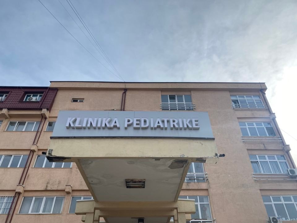 Kushtet në Pediatri të QKUK-së nxisin reagime dhe kërkesa për hetim transparent