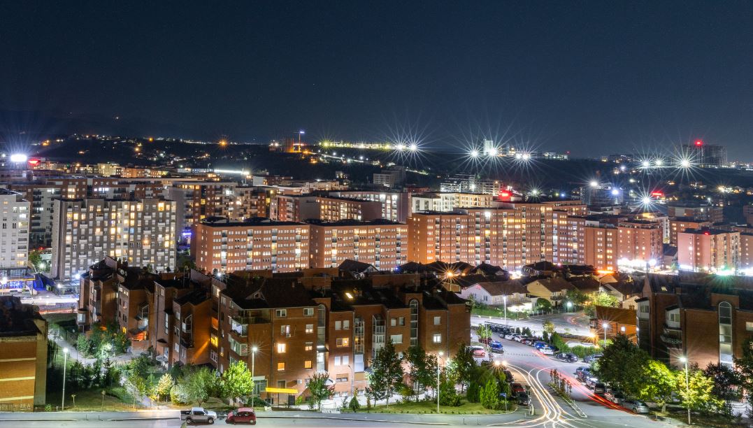 Erërat e forta sfidojnë sigurinë në Prishtinë, qytetarët në alarm