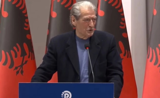 Protesta historike në Tiranë dhe sfidat politike mes Berishës dhe Ramës