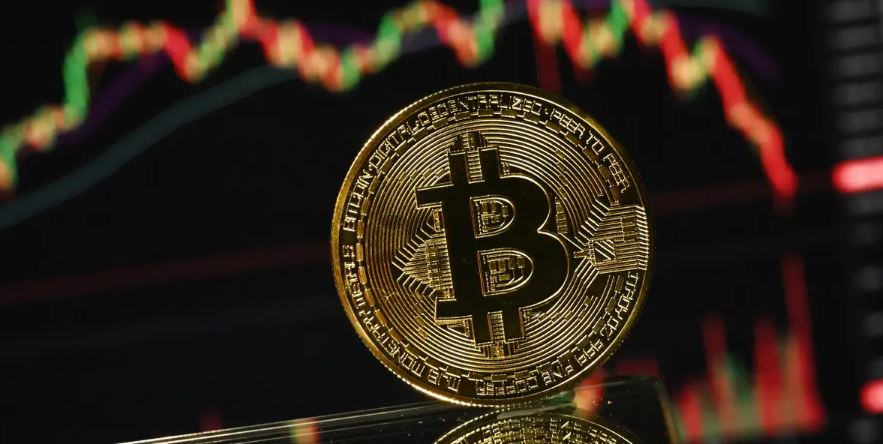Tensioni global trondit tregjet: Bitcoin dhe nafta në levizje të forta