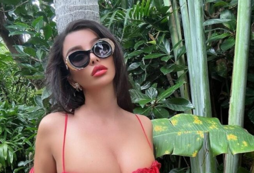 Vildanja ndez rrjetin me paraqitjen e saj në bikini