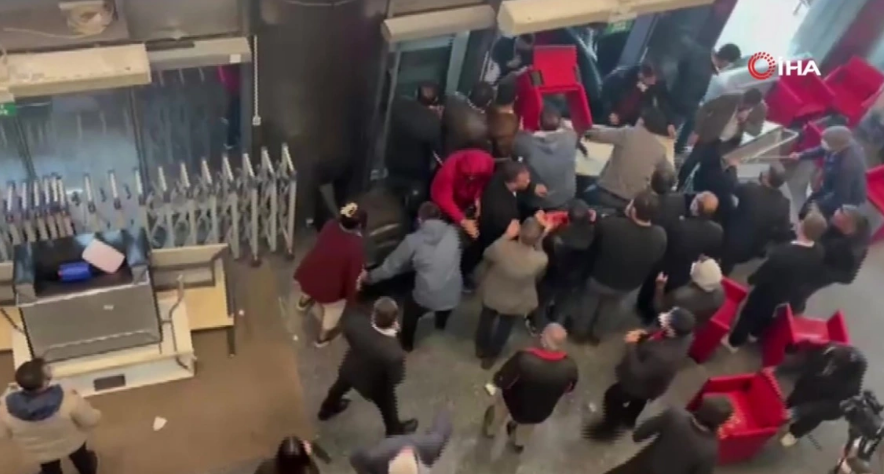 Policia turke bastisi selinë e Partisë Popullore Republikane, duke përdorur gaz lotsjellës dhe plumba gome për të larguar udhëheqjen e shkarkuar.