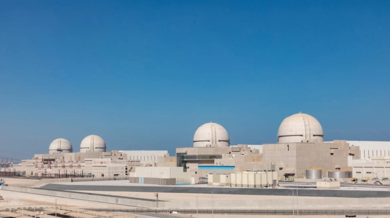 Emiratet e Bashkuara Arabe fajësojnë Iranin për zjarrin e sulmit me dron pranë centralit bërthamor.