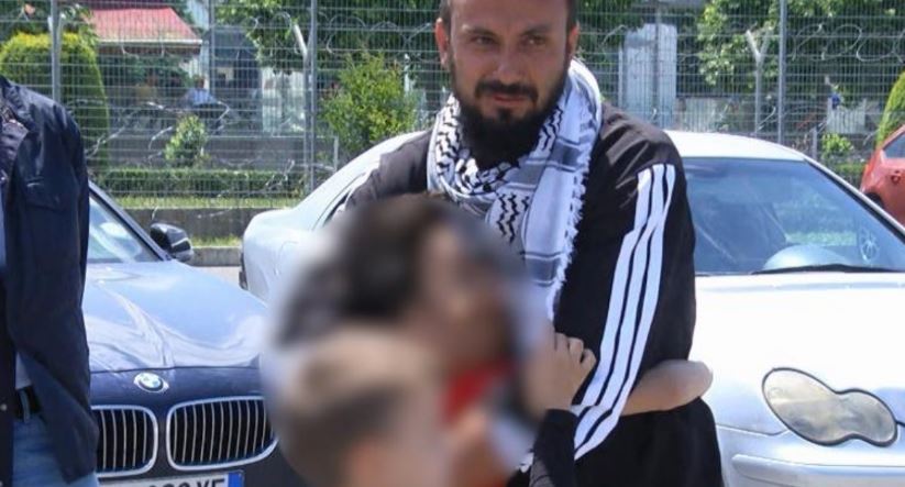 Aktivisti shqiptar Baki Goxhaj mbërrin në Shqipëri pas kthimit nga Gaza dhe përqafohet me një izraelit në aeroportin e Rinasit.