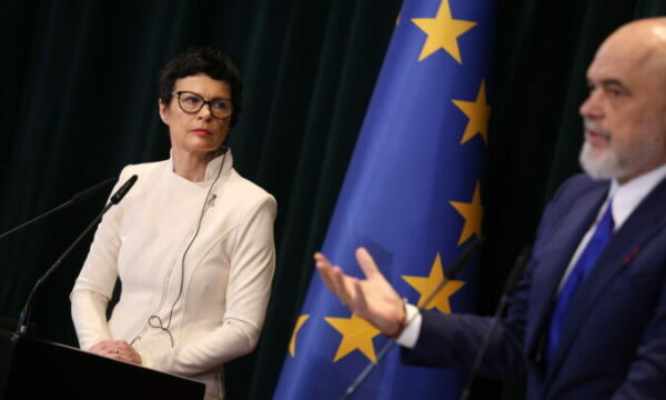 Shqipëria kalon një tjetër fazë kyçe drejt BE-së, por sfidat vazhdojnë