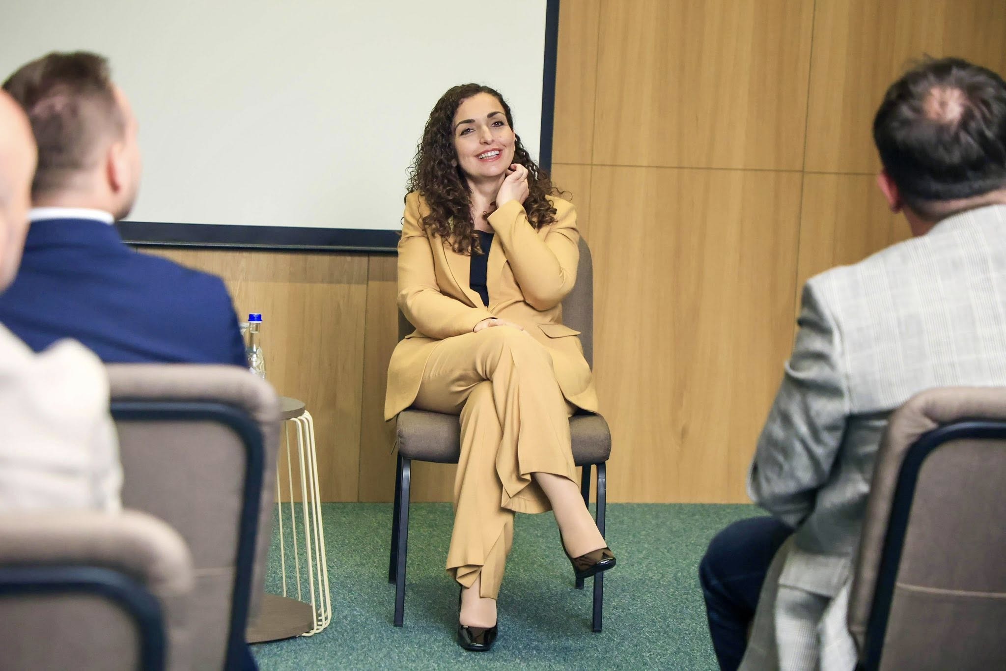 Vjosa Osmani në terren: Takime të ngrohta me qytetarët e Prishtinës dhe Mramorit