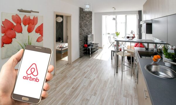 Barcelona vendos kufizime drastike për apartamentet Airbnb për të shpëtuar strehimin lokal