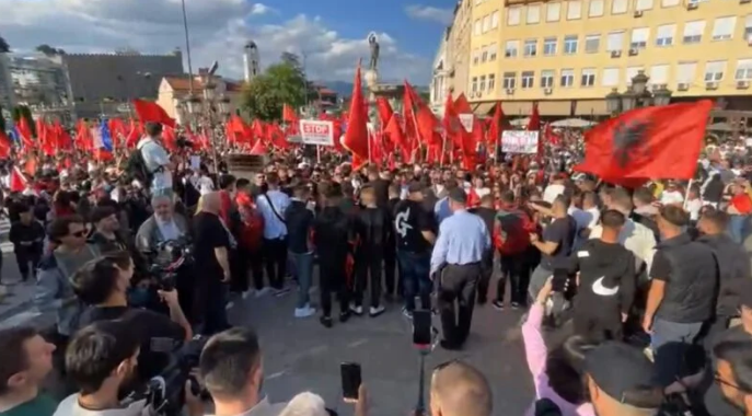 Protestë në Tiranë për të drejtat e studentëve shqiptarë në Maqedoninë e Veriut