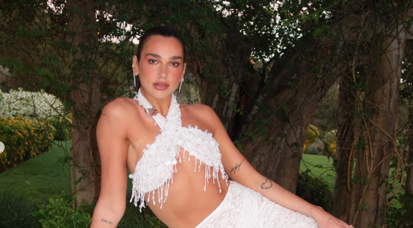 Dua Lipa sfidon traditën me kostumin e nusërisë në stilin e Bianca Jagger