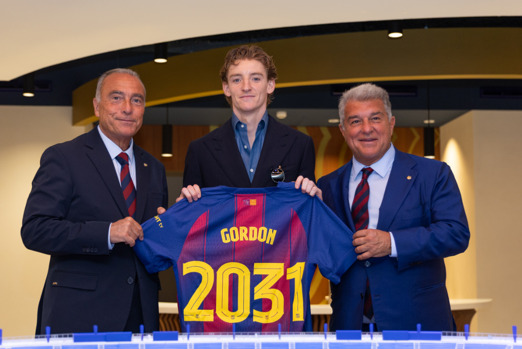 Barcelona zyrtarizon transferimin e Anthony Gordon për 80 milionë euro me kontratë pesëvjeçare.