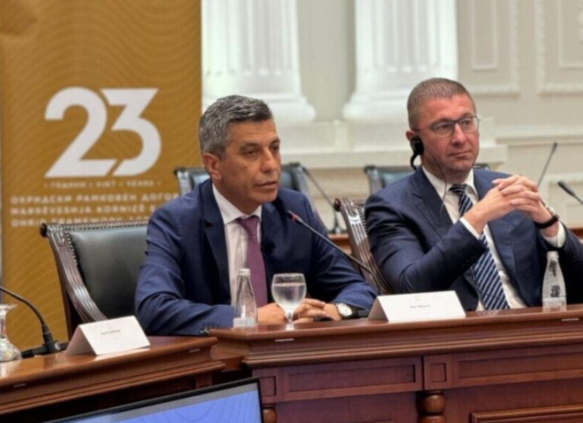 Marrëveshje mes VLEN-it dhe kryeministrit Mickoski për zbatimin më të gjerë të ligjit të gjuhëve brenda 3 muajve.