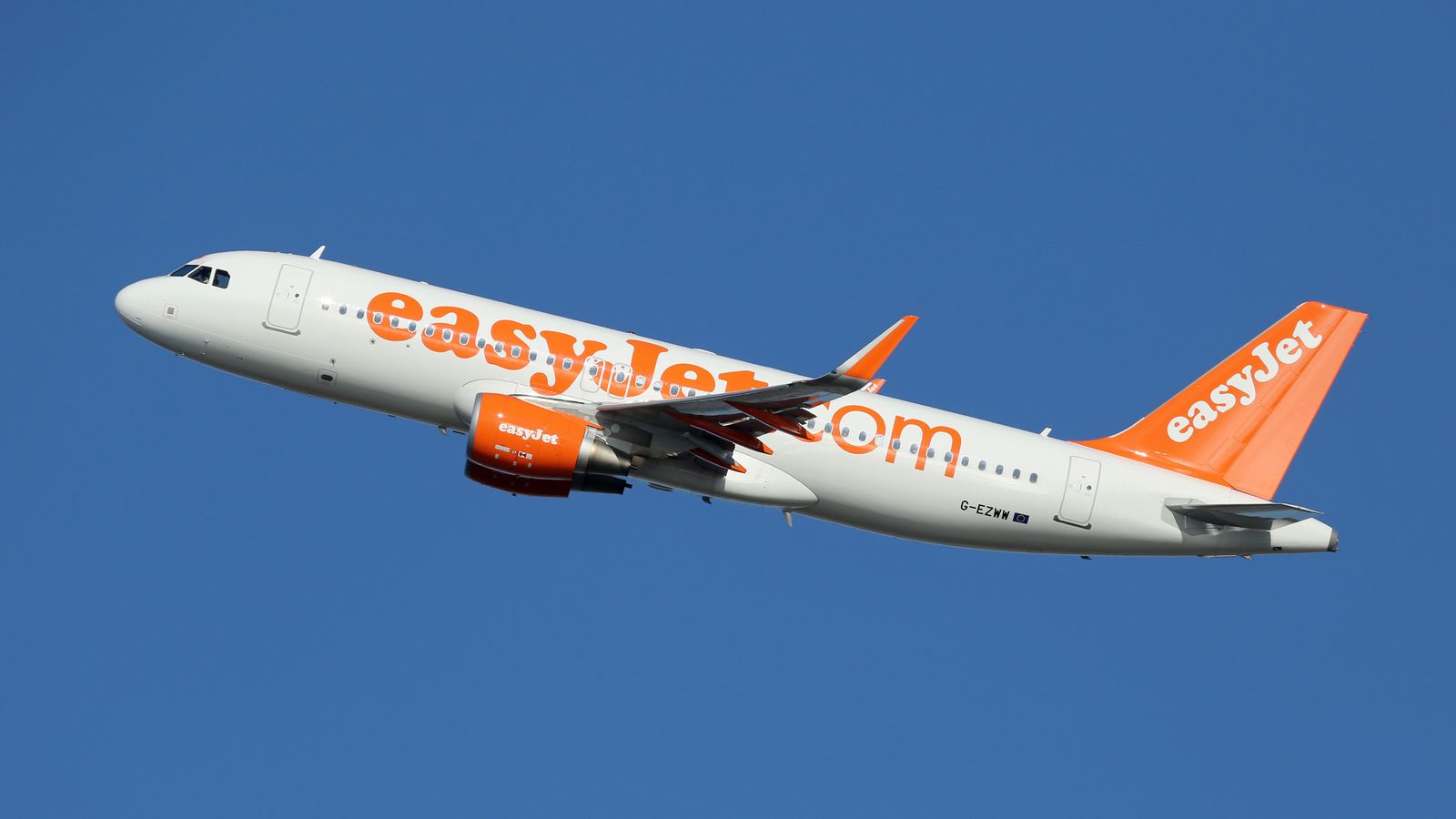 Fluturimi EasyJet devijon për në Romë pas alarmit për bateri në bagazh