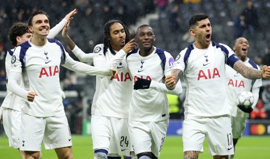 Tottenham revolucionon mbrojtjen me dy përforcime të mëdha