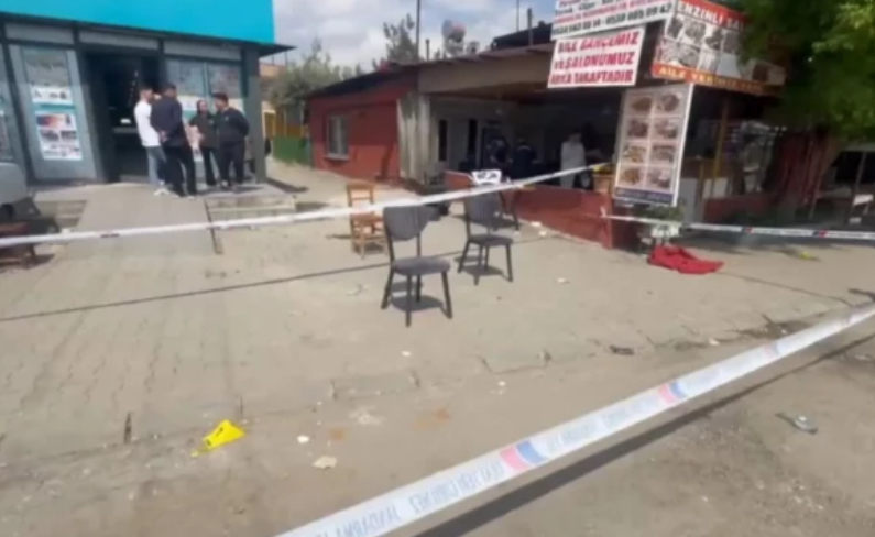 Një 17-vjeçar i armatosur qëlloi dhe vrau katër persona, duke përfshirë një bari dhe një shofer kamioni, në provincën Mersin të Turqisë.
