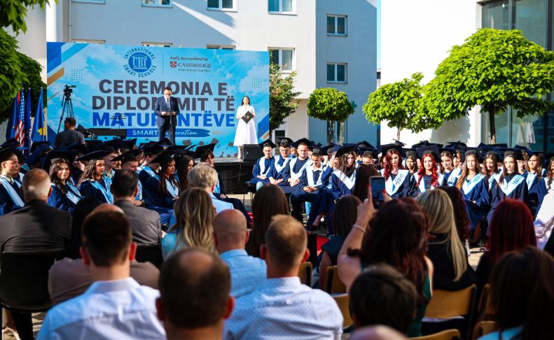 Maturantët e UBT International Smart Schools festojnë sukseset dhe hapin rrugën për të ardhmen