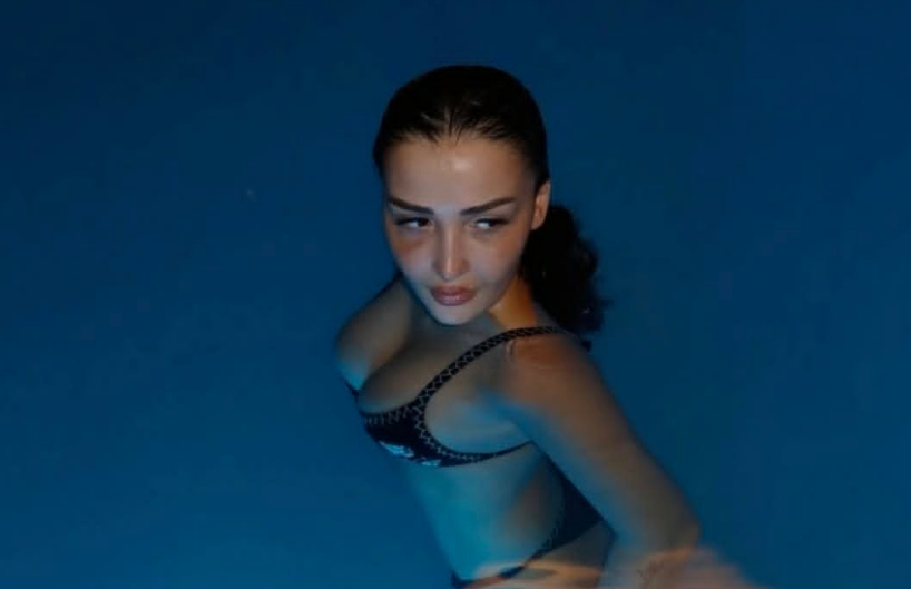 Xheneta ndez rrjetin me imazhe të nxehta në bikini