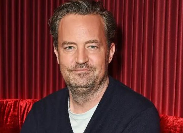 Nëna e Matthew Perryt përballet me ish-asistentin që akuzon për varësinë dhe vdekjen e tij