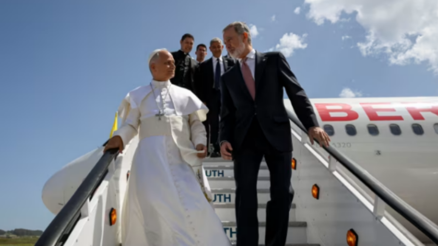 Papa Leo XIV u kthye në Romë me avionin mbretëror Falcon pas anulimit të fluturimit të Iberia Airways për shkak të defektit teknik.