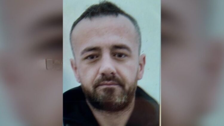 Policia ka identifikuar autorin e vrasjes së 27-vjeçarit Ardian Baloshi si Sadik Llanaj dhe ka ngritur pika kontrolli për arrestimin e tij.