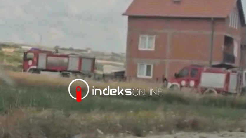 Flakët përfshijnë parcelat me grurë pranë Prishtinës, zjarrfikësit në aksion