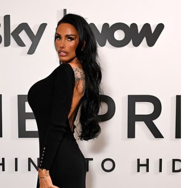 Katie Price shfaqet e transformuar në premierën e dokumentarit pas ndërhyrjes në buzë