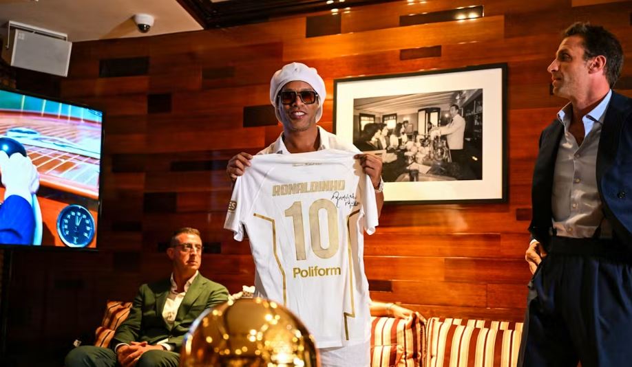 Ronaldinho zyrtarisht prezantohet te Ravenna dhe do të luajë në Serie C në moshën 46-vjeçare.
