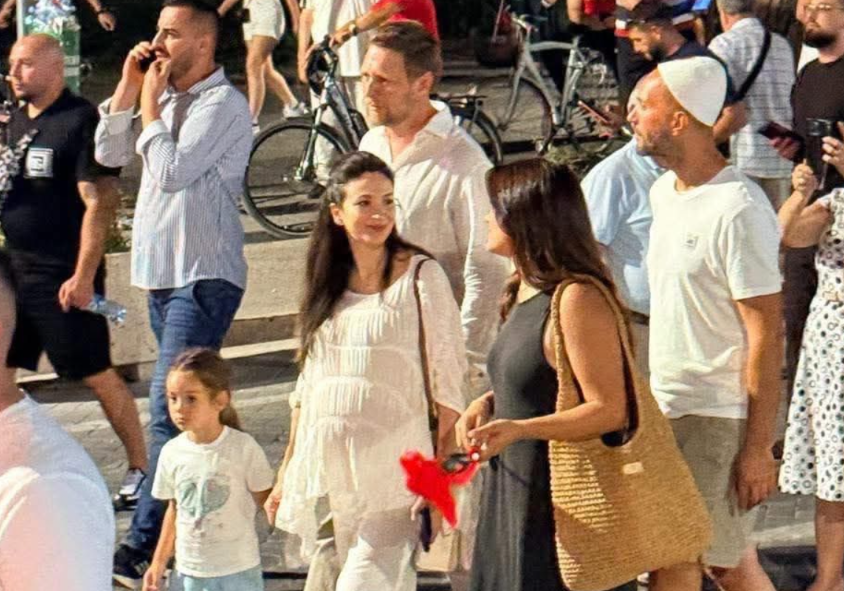 Princ Leka dhe bashkëshortja e tij shtatzënë në zemër të protestave në Tiranë