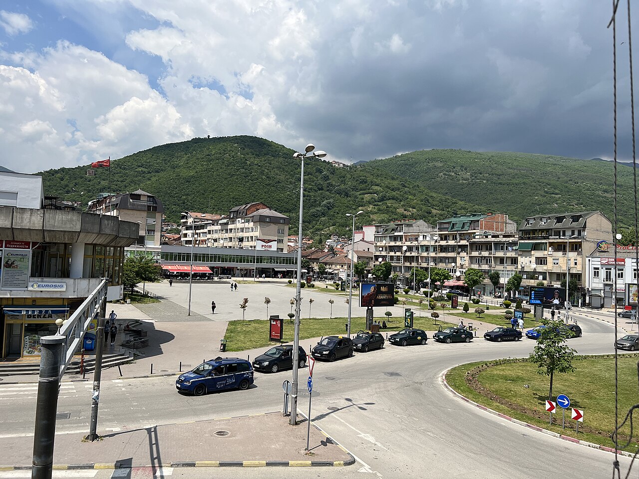 Gjykata Kushtetuese e Maqedonisë së Veriut ka vendosur të heqë 11 emërtime shqiptare të rrugëve dhe një sheshi në Tetovë, duke rikthyer emrat nga periudha e ish-Jugosllavisë.