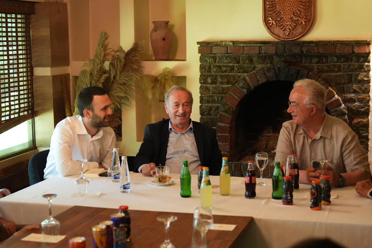 Altin Krasniqi ka marrë mbështetjen zyrtare të Azem Sylës dhe veteranëve të UÇK-së në Komoran.
