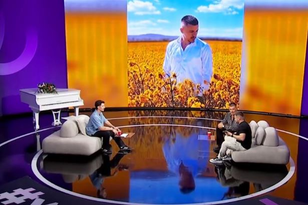 Bujar Mustafa ndez atmosferën me këngën për Tahir Sinanin në emisionin live