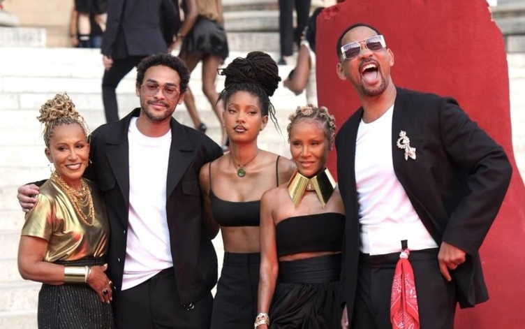 Will Smith dhe familja në fokus pas një paraqitjeje të rrallë publike në Paris