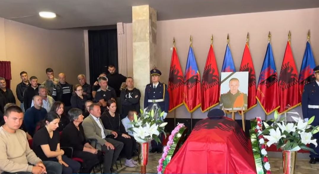 Homazhet për efektivin Enea Mekolli në Pogradec do të mbahen sot nga ora 10:00-12:00, dhe trupi i tij do të prehet në varrezat e vendlindjes në fshatin Blacë sipas kërkesës së familjes.