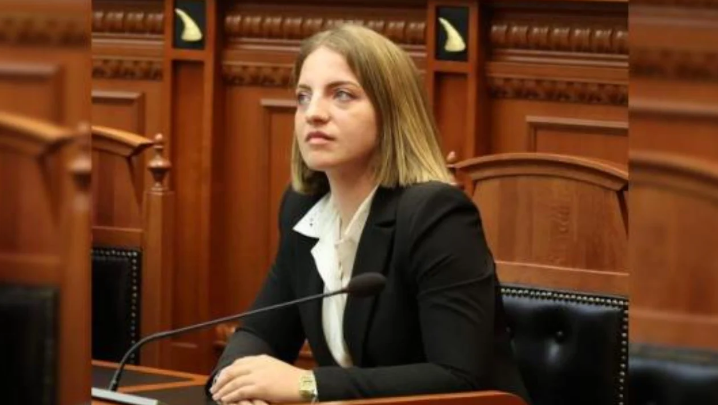 Marjana Koçeku, deputete e qarkut Shkodër, ka njoftuar largimin nga Partia Socialiste dhe vijon mandatin si deputete e pavarur.