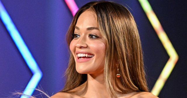 Rita Ora nxit emocionet para koncertit në Ohër me fotografi nga turneu veror