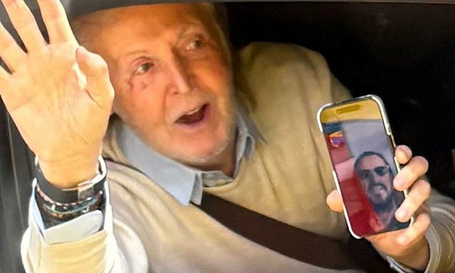 Përshëndetja e papritur e Paul McCartney nga makina në Liverpool çmend fansat e Beatles