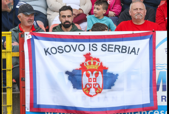 Tifozët irlandez dhe mesazhi polemik në ndeshjen me Crvena Zvezda