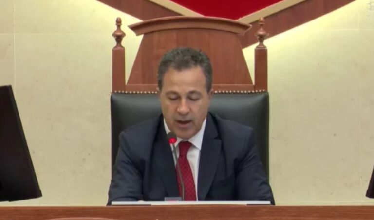 Seanca në Kuvend nis mes tensioneve të forta nga protestat jashtë