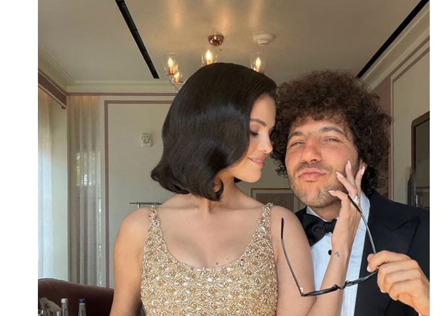 Selena Gomez konfirmon zyrtarisht praninë e Benny Blanco në dasmën e Taylor Swift dhe Travis Kelce.