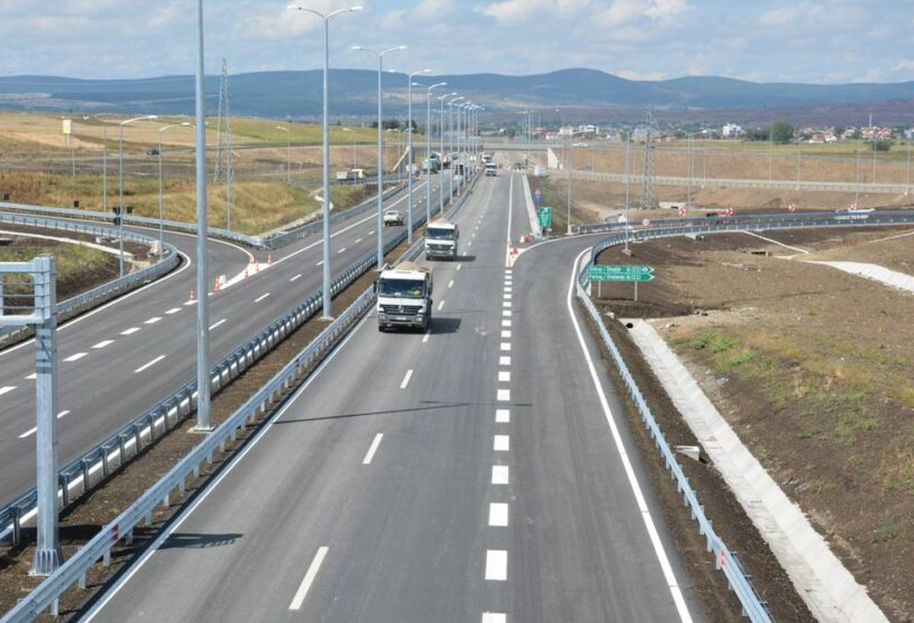 Kamionët mbi 20 tonë ndalohen në autostradë për shkak të temperaturave të larta