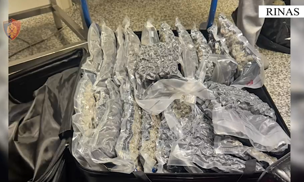 Operacioni “Suitcases” në Rinas: Sekuestrimi i 46 kg kanabis dhe arrestimi i 34-vjeçarit
