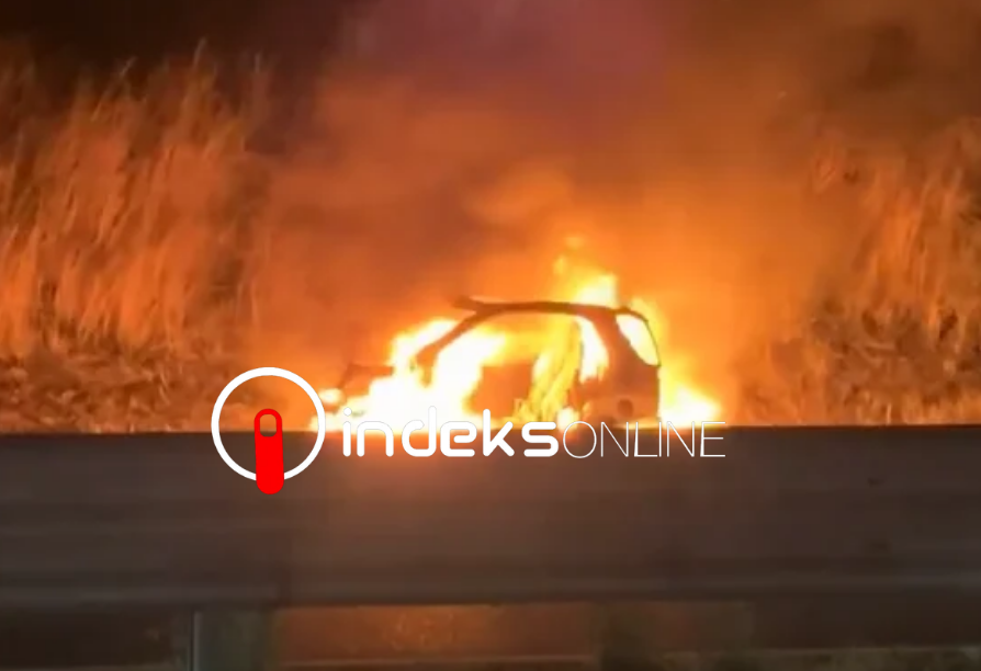 Flakët përfshijnë një veturë në autostradën ‘Ibrahim Rugova’