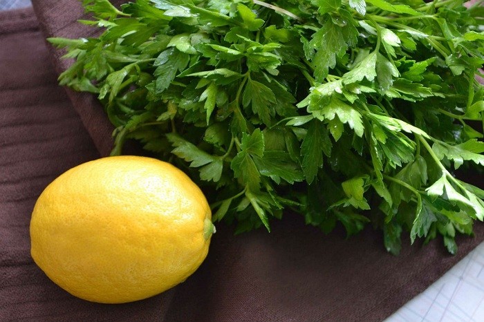 Si një pije e thjeshtë me majdanoz mund të ndihmojë në humbjen e peshës