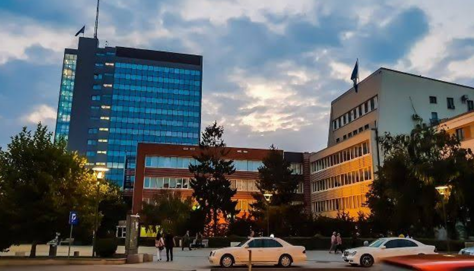Presion i fortë për kompromis në politikë për të shpëtuar institucionet
