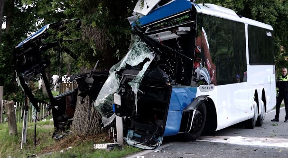 Autobusi përplaset në Gjermani, një grua humb jetën dhe shoferi lufton për jetën